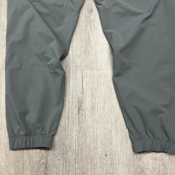 Lululemon Zeroed In Classic-Fit Cargo Jogger
Regular color grey sage - Picture 10 of 12